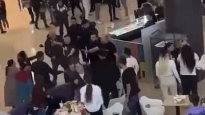 VIDEO | Bătaie generală în mall-ul Ploieşti Shopping City! Un bărbat a ajuns în spital, trei în arest