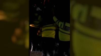 VIDEO | Şofer rupt de beat, scos cu forţa de poliţişti dintr-un camion cu 30 de tone de combustibil