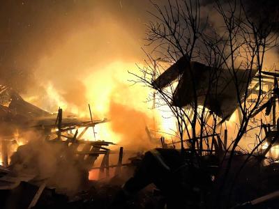 Două case și mai multe anexe distruse de un incendiu, azi-noapte, la Dumbrăvești