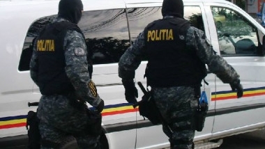 Doi ploieșteni, clienți recalcitranți ai unui magazin, au fost reținuți pentru că au agresat un agent de pază