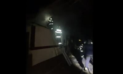 VIDEO 🎦 Incendiu devastator în Prahova. Două gospodării s-au făcut scrum