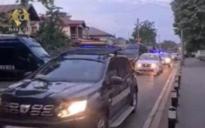 VIDEO 🎦 Zeci de percheziții ale procurorilor DIICOT Ploiești, joi, la traficanți de droguri. 90 de persoane vor fi duse la audieri