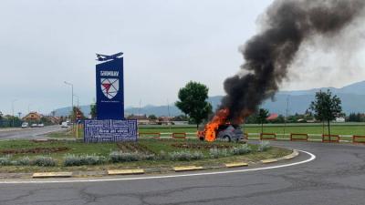 FOTO | O mașină a luat foc pe DN1, în Ghimbav. Traficul e restricționat